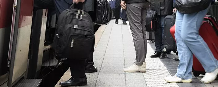 Menschen steigen in Öffi ein