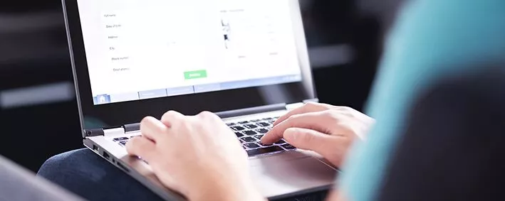 schreiben am Laptop