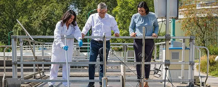 Bundesministerin Elisabeth Köstinger (rechts) besuchte mit Salzburgs Landesrat Josef Schwaiger im Rahmen des Forschungsprojekts „Coron-A“ die Salzburger Kläranlage Siggerwiesen. 
