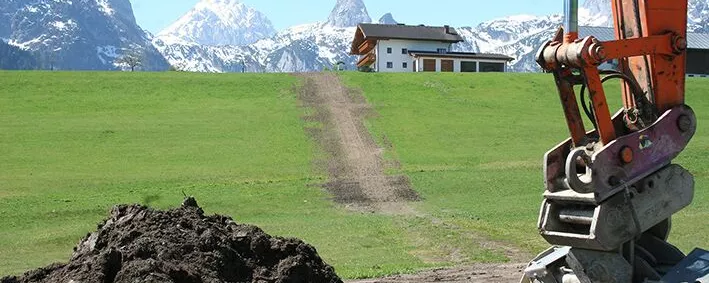 Baustelle auf einer Wiese