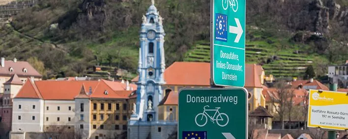 Radweg-Hinweisschilder in Dürnstein