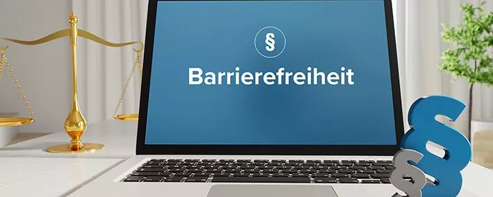 Barrierefreiheit – Recht, Gesetz, Internet. Laptop im Büro mit Begriff auf dem Monitor. Paragraf und Waage.