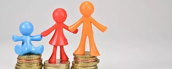 Spielzeugmännchen auf Euros