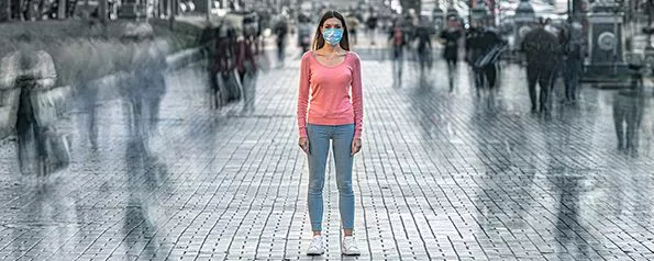 Frau mit Maske