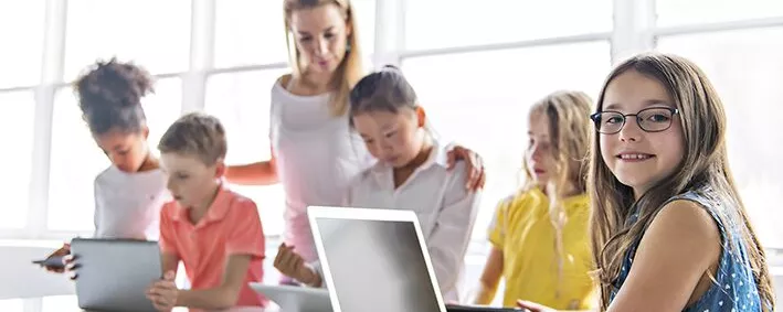 Schüler mit Laptops