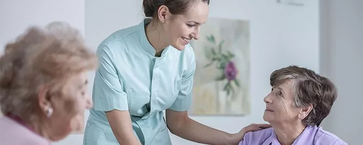 Pflegerin mit zwei Frauen
