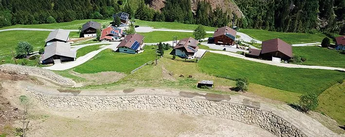 Schutzdämme in der Siedlung Arnig, Gemeinde Kals