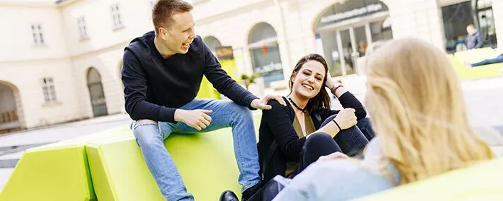junge Menschen im Wiener Museumsquartier