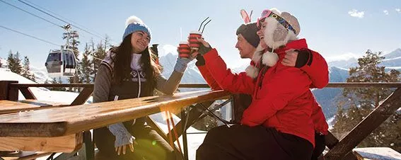 Menschen vor einer Skihütte