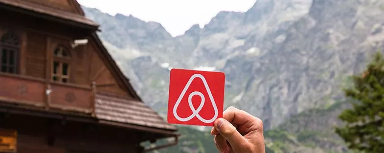 Airbnb-Logo vor Berg