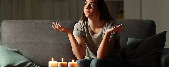 Frau ärgert sich über Stromausfall