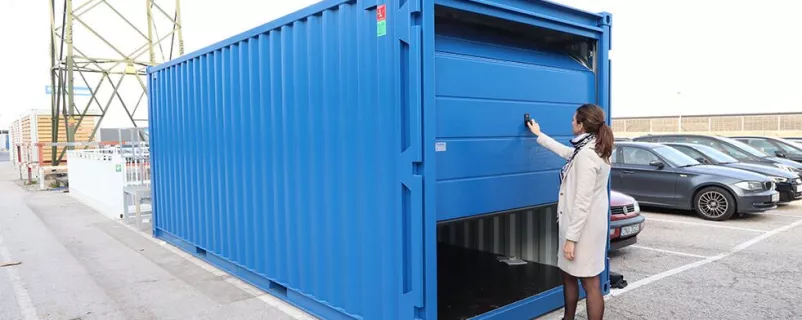 Container mit Sektionaltor