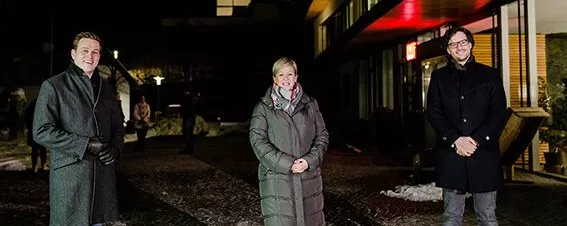 Landesrat Stefan Kaineder (links) mit der Bürgermeisterin von Steinbach am Attersee, Nicole Eder und dem Astrophysiker Stefan Wallner, der die Gemeinden und den Naturpark wissenschaftlich am Weg zur Sternenpark-Region begleitet.