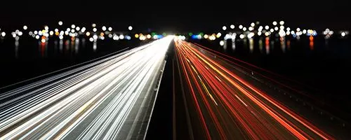 lichtspuren und stadtlichter auf der autobahn
