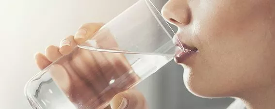 Frau trinkt ein Glas Wasser