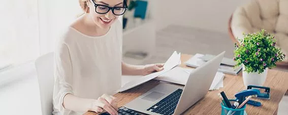 Frau arbeitet im Homeoffice - Werbungskosten ab 2021