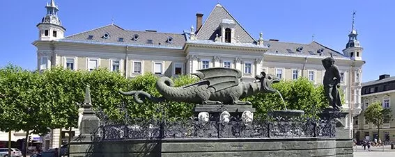 Klagenfurt mit Lindwurmbrunnen und Neuem Rathaus
