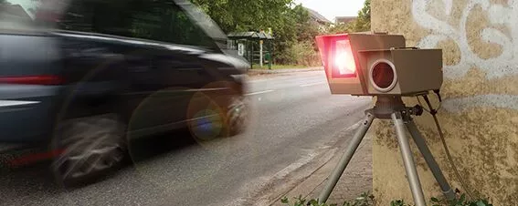 Auto fährt in Radarfalle