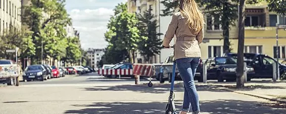 junge Frau mit e-Scooter