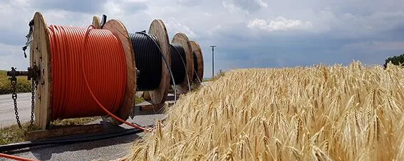 Kabelrollen neben einem Feld.