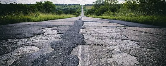Straße in schlechtem Zustand