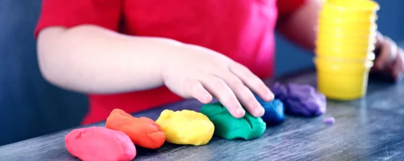 Kinderhände spielen in der Betreuung