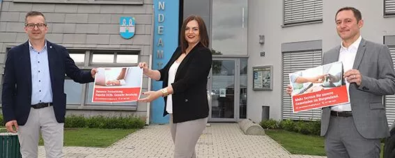 Bürgermeister Thomas Schmid, Landeshauptmann-Stellvertreterin Astrid Eisenkopf und der zuständige Referatsleiter im Amt der Burgenländischen Landesregierung, Wolfgang Falb, stellten die neuen Serviceleistungen im Gemeindeamt von Oggau vor.