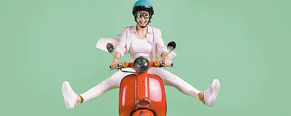 Frau auf einem Moped