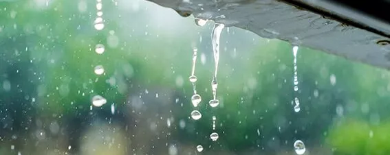 Regenwasser fällt von einem Dach
