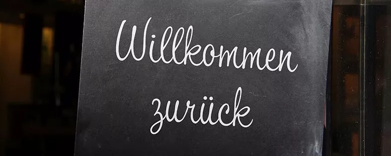 willkommen zurück tafel am restaurant