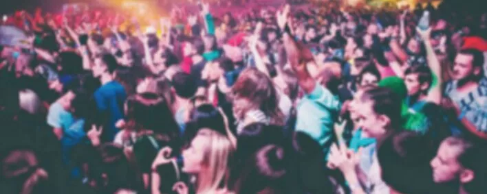 Menschen bei einem Konzert