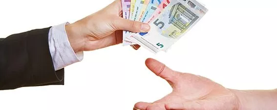 Geldscheine in die Hand geben