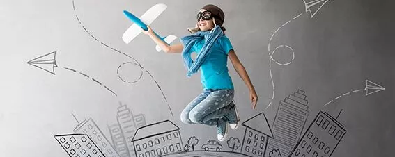 Springende Person mit Papierflugzeug