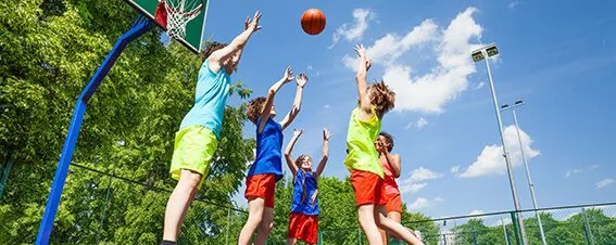 Jugendliche spielen Basketball