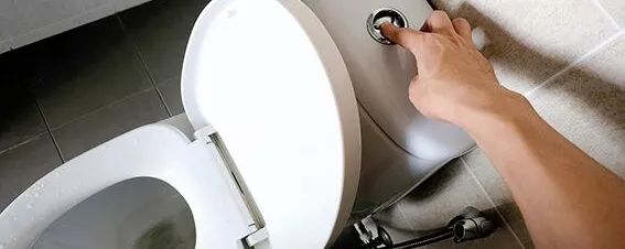 Toilettenspülung wird betätigt