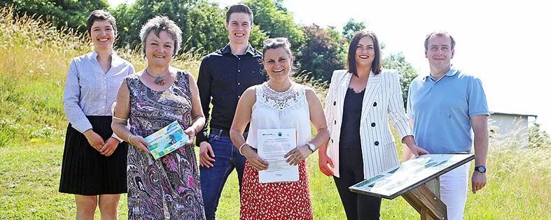 Naturvermittlerin Johanna Almásy, Bürgermeisterin Renate Habetler, Schulleiter Daniel Baumann, Projektleiterin Marion Schönfeldinger, LH-Stv.in Astrid Eisenkopf und Nationalrat Christian Drobits.