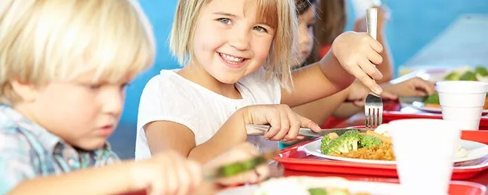 Kinder in der Schulkantine