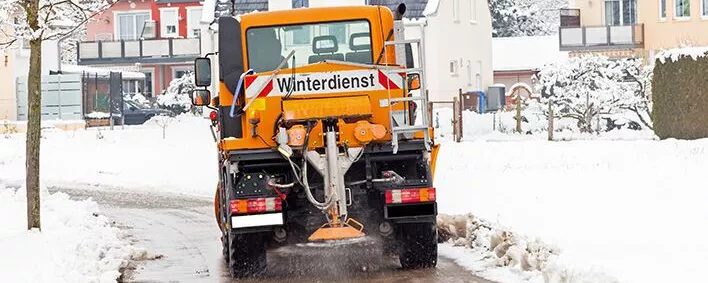 Im österreichischen Winterchaos räumt Unimog zugeschneite Gebäudedächer.