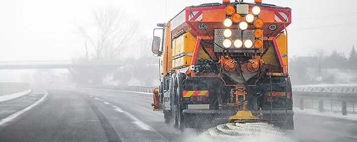 Salzstreuung durch Winterdienstfahrzeug