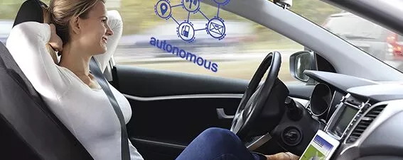 Frau in einem selbstfahrenden Auto