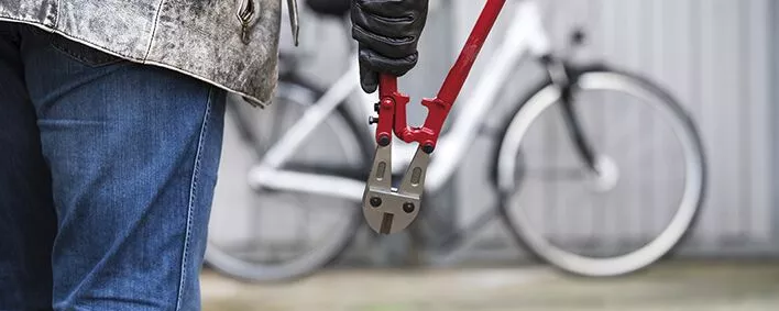 ein Dieb will ein Fahrrad stehlen