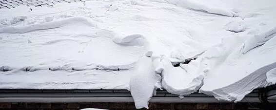 schneebedecktes Dach
