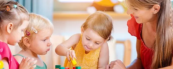 Kindergartenkinder mit Betreuerin