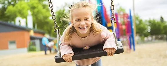Mädchen auf einer Schaukel