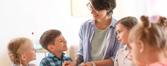 Kindergartenkinder mit Betreuerin