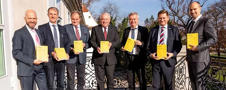 Gemeindeabteilungsleiter Wolfgang Wlattnig, Präsident Erwin Dirnberger (Gemeindebund Steiermark), Landeshauptmann Hermann Schützenhöfer, LH-Stv. Anton Lang und Städtebund-Vorsitzender Kurt Wallner mit den beiden Kodex-Mitwirkenden.