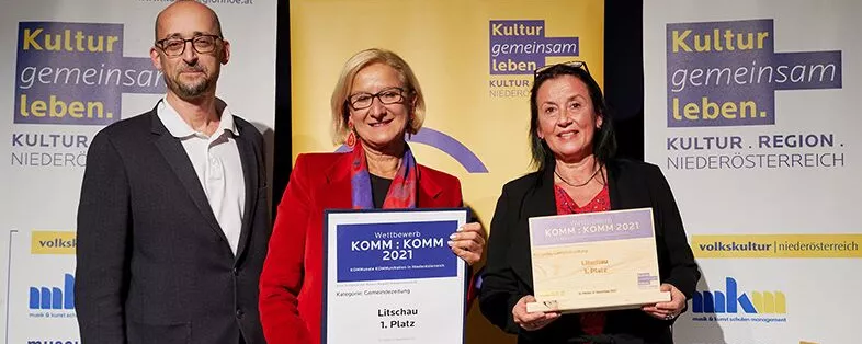 Der Sieg in der Kategorie „Gemeindezeitung“ ging an Litschau im Waldviertel. Landeshauptfrau Johanna Mikl-Leitner gratulierte Stadträtin Maria Ergott und Harry Ergott.
