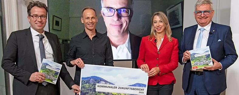 AMS-Chef Johannes Kopf, ORF-Meteorologe Marcus Wadsak, Moderatorin Maria Jelenko-Benedikt (Regionalmedien Austria) und Gemeindebund-Präsident Alfred Riedl. Der Zukunftsforscher Daniel Dettling war online zugeschalten.