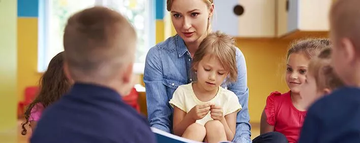 Kindergartenkinder mit Betreuerin