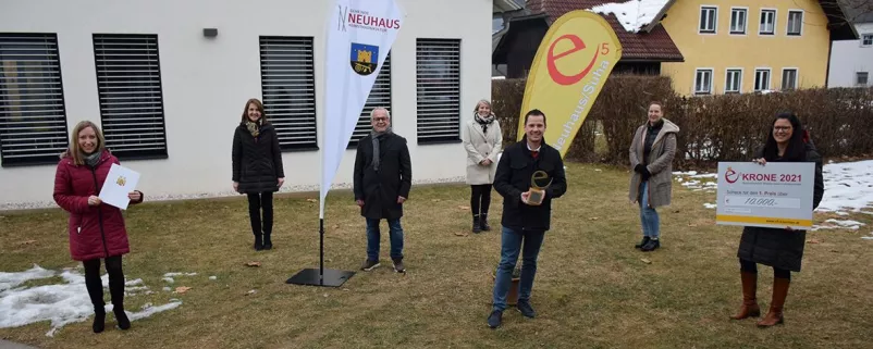 „e5-Krone 2021“ für die Gemeinde Neuhaus: Amtsleiterin Regina Wiedl, Volksschuldirektorin Vida Logar, Künstler Helmut Blažej, Kleinkind-Erzieherin Nadja Daniel, Bürgermeister Patrick Skubel, Kindergarten-Leiterin Katharina Gunzer und Landesrätin Sara Schaar.